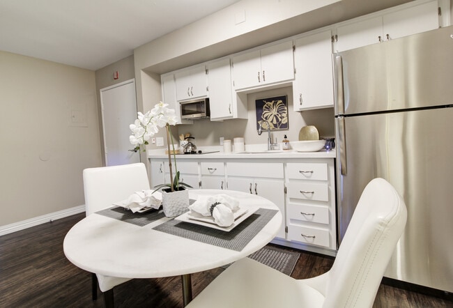 Coastal Heights Senior Living in Costa Mesa, CA - Foto de edificio - Building Photo