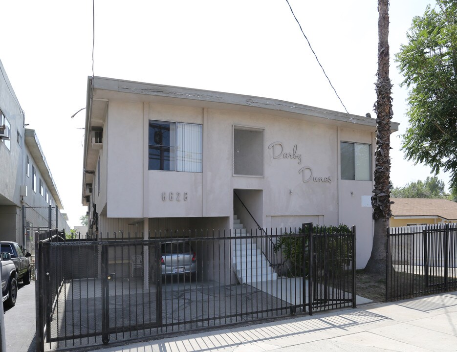 Darby Dunes in Reseda, CA - Building Photo