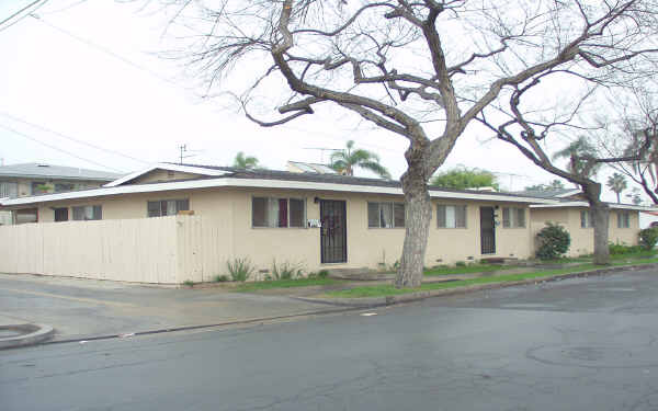 112-114 W La Verne St in Anaheim, CA - Building Photo