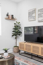 5858 N College Ave in Indianapolis, IN - Foto de edificio - Building Photo