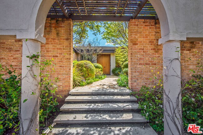 1018 Summit Dr in Beverly Hills, CA - Building Photo - Building Photo