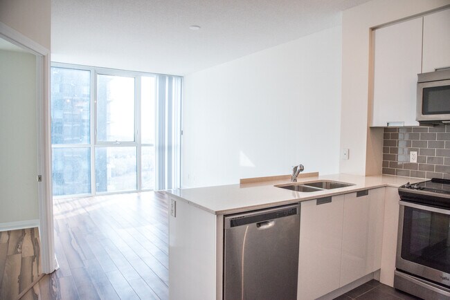 55 Eglinton Av W in Mississauga, ON - Building Photo - Building Photo