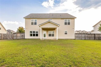 302 Peaceford Ave in Raeford, NC - Foto de edificio - Building Photo