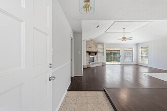 6807 Falling Waters Dr in Spring, TX - Building Photo - Building Photo