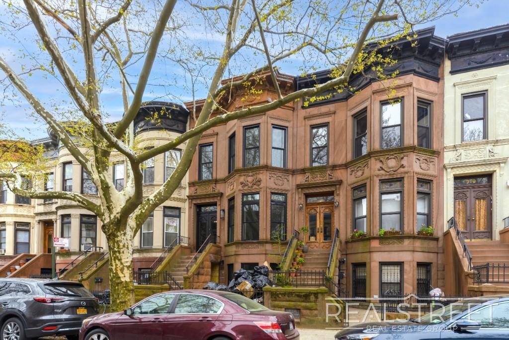 922 Lincoln Pl in Brooklyn, NY - Building Photo