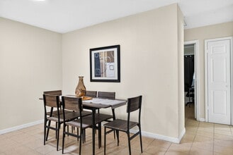 1778 Aquarius Ct in Ft. Myers, FL - Foto de edificio - Building Photo