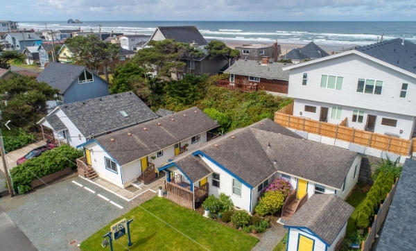 421-423 N Miller St in Rockaway Beach, OR - Foto de edificio