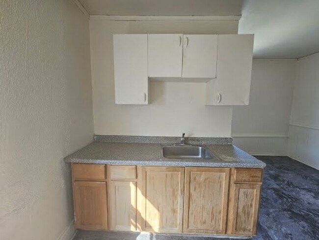 2517 W Garfield Ave-Unit -Upper A in Milwaukee, WI - Building Photo - Building Photo