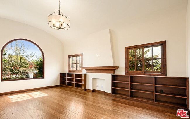 637 N Alta Vista Blvd in Los Angeles, CA - Building Photo - Building Photo