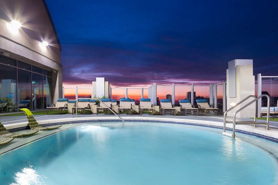 SkyHouse River Oaks Apartments in Houston, TX - Foto de edificio