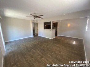 743 Byrnes Dr in San Antonio, TX - Foto de edificio - Building Photo