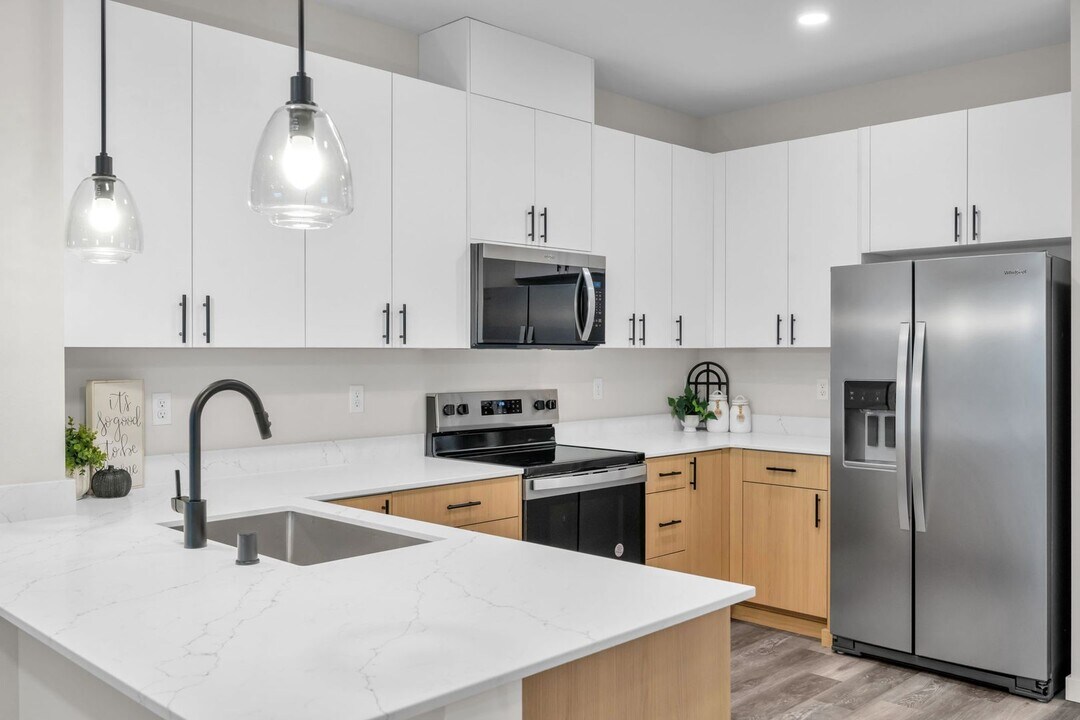 15613 Admiralty Way in Lynnwood, WA - Building Photo