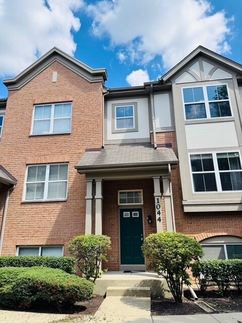 1044 N Claremont Dr in Palatine, IL - Building Photo