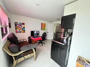 1102 NW 103rd St in Miami, FL - Foto de edificio - Building Photo