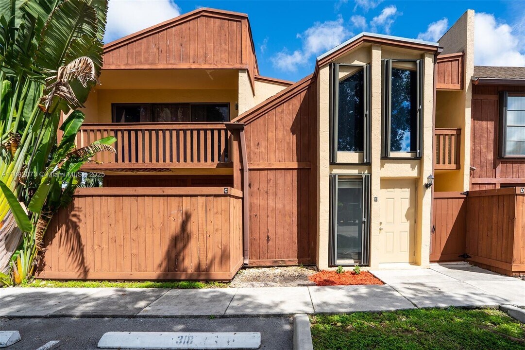 6211 SW 116th Pl in Miami, FL - Building Photo