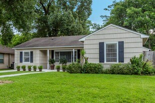 1230 Timbergrove Ln in Houston, TX - Building Photo