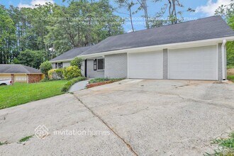 1150 Autumn Hill Ct in Stone Mountain, GA - Foto de edificio - Building Photo