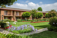 Casa Madrid Apartments in Azusa, CA - Foto de edificio - Building Photo