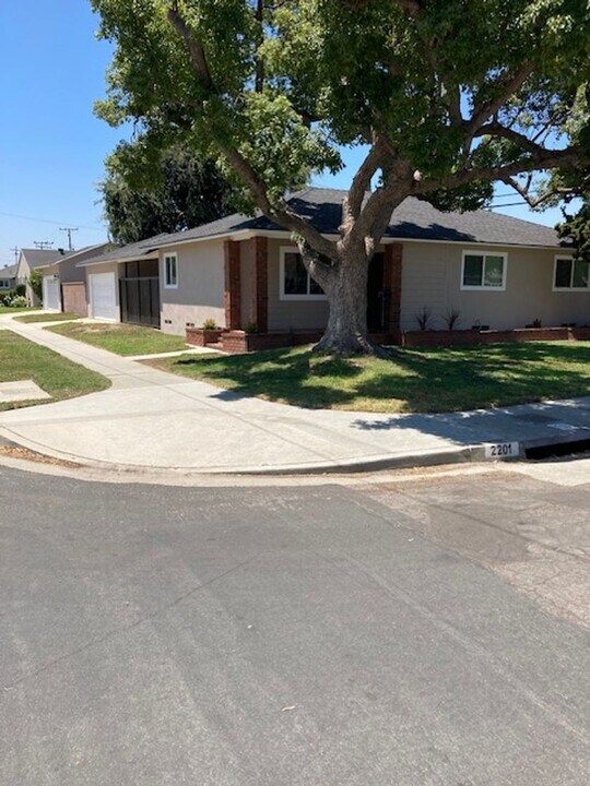 2201 Senasac Ave in Long Beach, CA - Building Photo