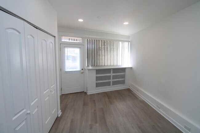 7052 W Higgins Ave in Chicago, IL - Building Photo - Building Photo