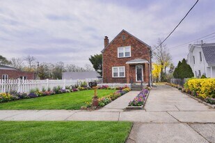 5 Ashwood Rd in Port Washington, NY - Building Photo