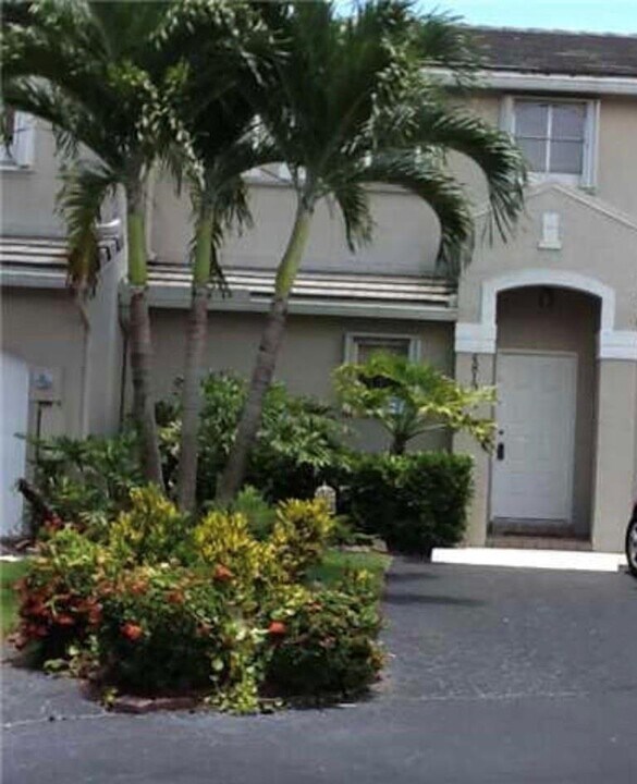 4810 Grapevine Way in Davie, FL - Building Photo