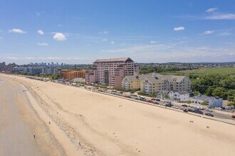361 Revere Beach Pky, Unit #309 in Revere, MA - Foto de edificio - Building Photo