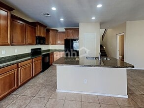 7024 W Branham Ln in Phoenix, AZ - Foto de edificio - Building Photo