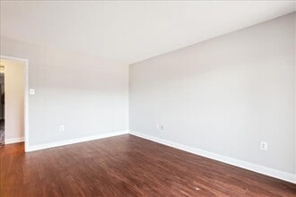 1300 Army Navy Dr in Arlington, VA - Foto de edificio - Building Photo