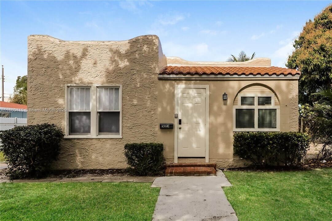 523 Plymouth Rd in West Palm Beach, FL - Foto de edificio