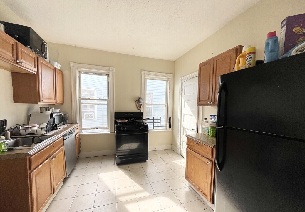 692 Columbia Rd, Unit 3 in Boston, MA - Building Photo