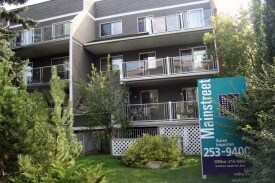 Chinook Woods in Calgary, AB - Building Photo