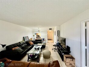 7321 NW 85th St in Tamarac, FL - Foto de edificio - Building Photo
