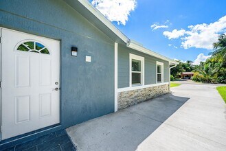 611 Davis Rd in Delray Beach, FL - Building Photo - Building Photo