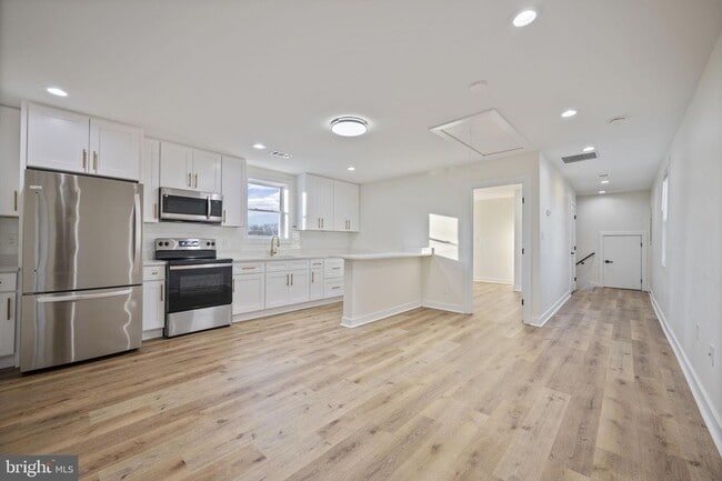 555 S Marlyn Ave in Essex, MD - Building Photo - Building Photo