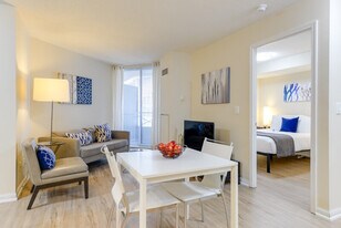 190 University Ave in Toronto, ON - Building Photo