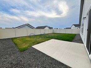 10370 Crystal Ridge Dr in Nampa, ID - Foto de edificio - Building Photo