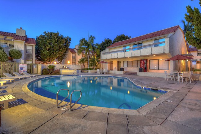 LA COSTA in Fullerton, CA - Foto de edificio - Building Photo
