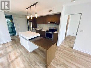 110-110 Charles St E in Toronto, ON - Building Photo - Building Photo