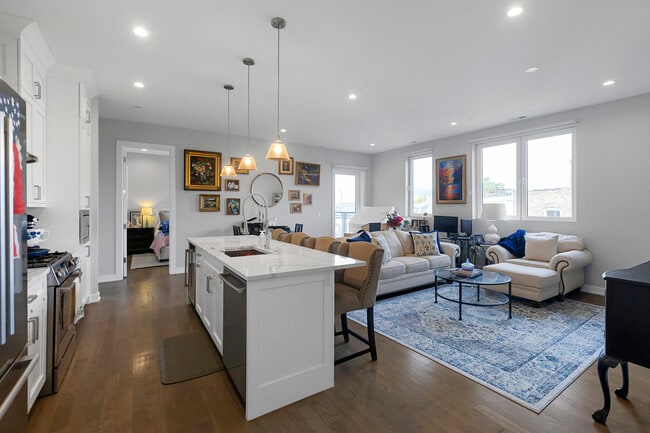 2205 W Medill Ave in Chicago, IL - Building Photo - Building Photo