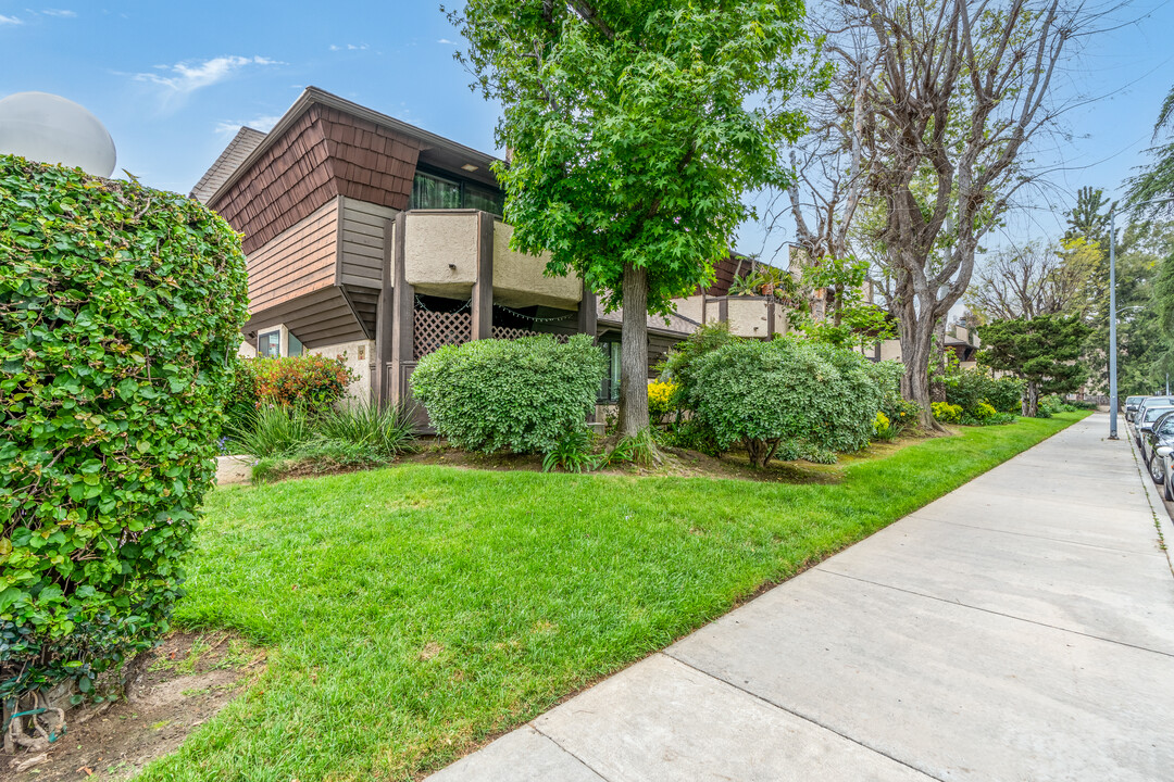 Parkwood in Van Nuys, CA - Building Photo