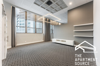 300 N Ogden Ave in Chicago, IL - Building Photo - Building Photo