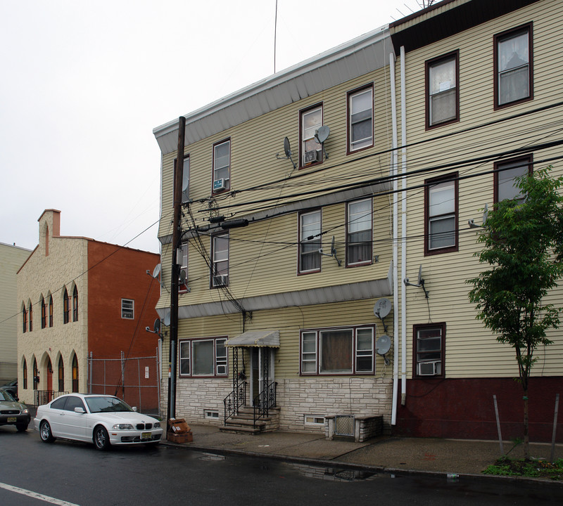 8 Fleming Ave in Newark, NJ - Foto de edificio