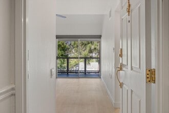 1682 Circa Del Lago in San Marcos, CA - Foto de edificio - Building Photo