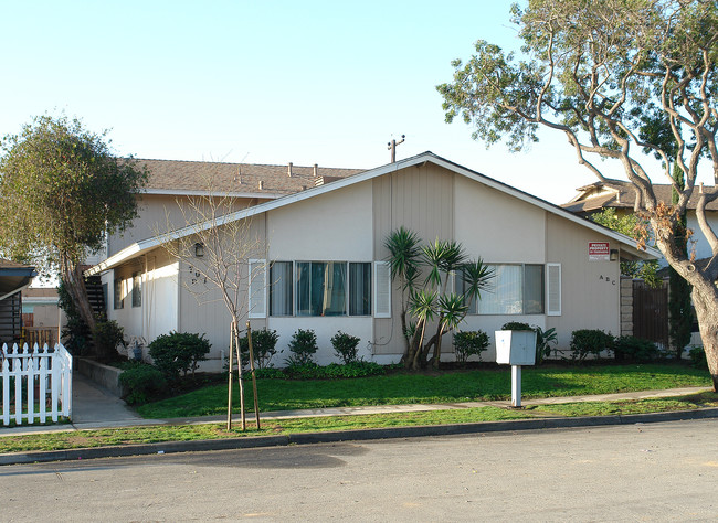 707 Shalimar Dr in Costa Mesa, CA - Building Photo - Building Photo