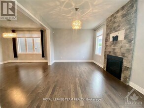 333 Meadowbreeze Dr in Ottawa, ON - Building Photo - Building Photo
