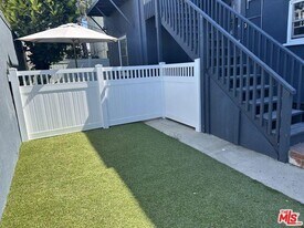137 1/2 N Harper Ave in Los Angeles, CA - Building Photo