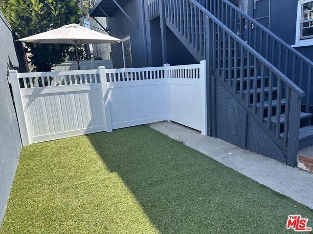 137 1/2 N Harper Ave in Los Angeles, CA - Building Photo