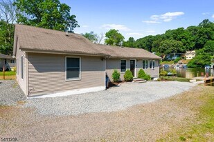 18 W River Styx Rd in Hopatcong, NJ - Building Photo