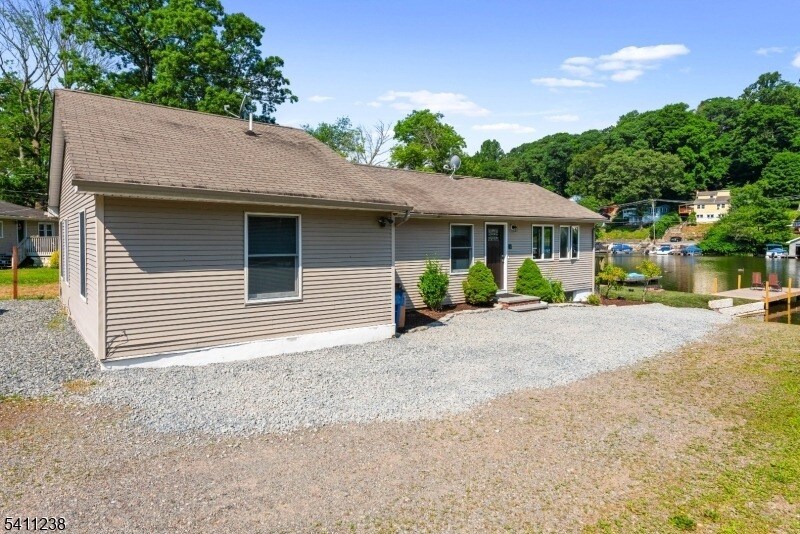 18 W River Styx Rd in Hopatcong, NJ - Building Photo